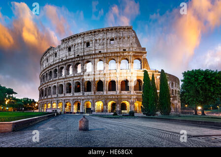 Kolosseum in Rom bei Sonnenuntergang mit Lichtern, Italien Stockfoto