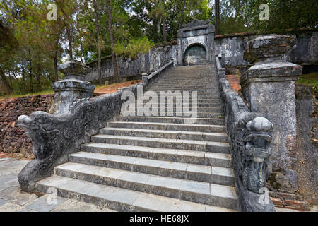 Eine Treppe mit Drachen führt zum Buu Thanh (die kostbare Mauer), die um die Königliche Krypta herum errichtet wurde. Grab von Minh Mang (Hieu-Grab), Hue, Vietnam. Stockfoto