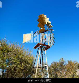 Unschärfe Südafrika Windmühle Turbinentechnologie im Nationalpark Stockfoto