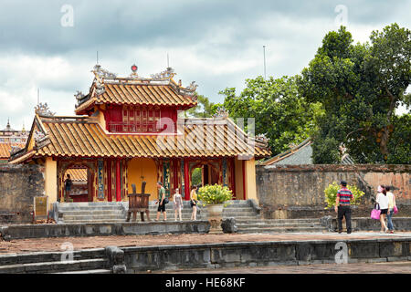 Hien Duc Tor am Grab von Minh Mang (Hieu Grab). Hue, Vietnam. Stockfoto