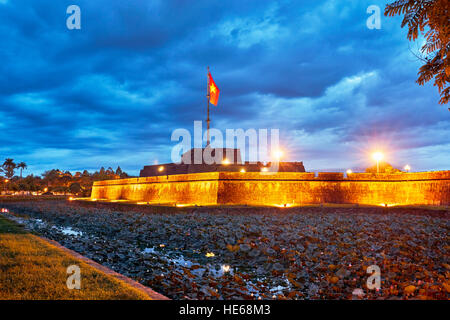 Flagtower der Kaiserstadt bei Einbruch der Dunkelheit beleuchtet. Hue, Vietnam. Stockfoto