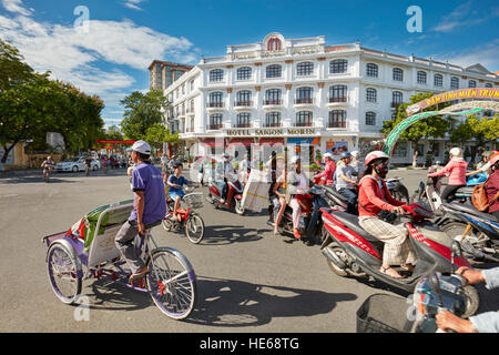 Die Menschen auf dem Fahrrad vor Saigon Morin Hotel fahren. Hue, Vietnam. Stockfoto