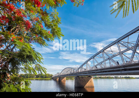 Truong Tien Brücke, von Gustave Eiffel entworfen wurde, auf den Perfume River. Hue, Vietnam. Stockfoto