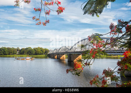 Parfüm-Fluss und Truong Tien Brücke, entworfen von Gustave Eiffel. Hue, Vietnam. Stockfoto