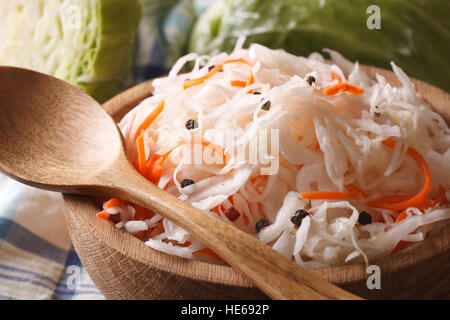 Sauerkraut und Karotten in eine Holzplatte Makro horizontale, rustikalen Stil Stockfoto