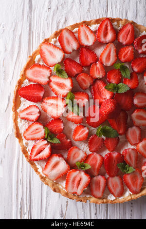 Leckere Torte mit frischen Erdbeeren und Käse auf dem Tisch. Vertikale Ansicht von oben Stockfoto