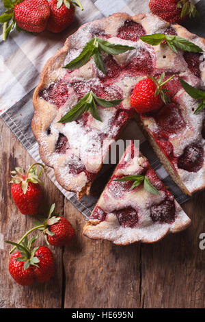 Hausgemachte Kuchen mit frischen Erdbeeren ein close-up auf dem Tisch. vertikale Draufsicht des rustikalen Stil Stockfoto