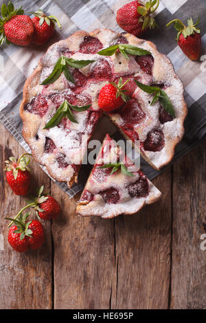 in Scheiben geschnitten-Torte mit frischen Erdbeeren eine Nahaufnahme auf dem Tisch. vertikale Draufsicht der rustikal Stockfoto