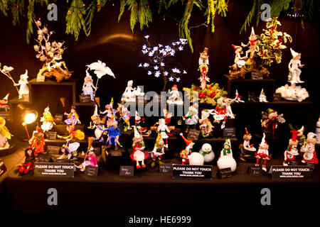 Land-Messe, Blenheim Palace Weihnachtsmarkt, beliebt bei den Anwohnern, Knomes, Fairy Figuren, Mad Hatters Trockenfrüchte Kränze Stockfoto