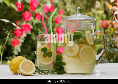 hausgemachte Limonade in Großaufnahme Glas auf dem Tisch. horizontal, im freien Stockfoto