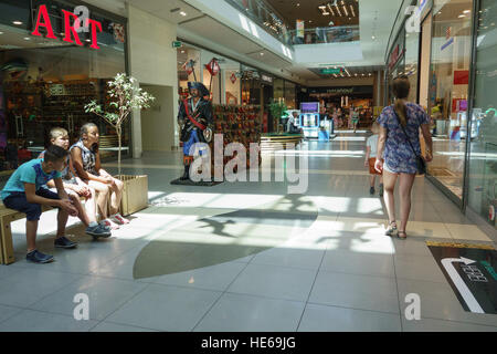 Burgas, Bulgarien - 23. Juni 2016: Burgas Mall Galleria das größte Einkaufszentrum in Bulgarien, welche Hunderte von Kunden und Touristen jeden Tag besuchen Stockfoto