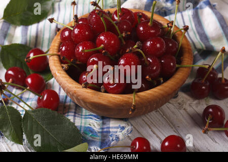 Reife saftige Kirschen in einer Holzschale Nahaufnahme. Horizontal, rustikal Stockfoto
