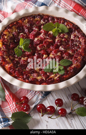 Köstliche traditionelle Kirschkuchen Clafoutis Nahaufnahme in die Auflaufform. Vertikal, rustikal Stockfoto