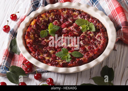 Traditionelle Kuchen Kirsch Clafoutis Nahaufnahme in die Auflaufform. Horizontal, rustikal Stockfoto