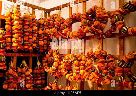 Land-Messe, Blenheim Palace Weihnachtsmarkt, beliebt bei den Anwohnern, Knomes, Fairy Figuren, Mad Hatters Trockenfrüchte Kränze Stockfoto