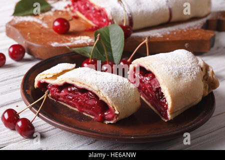 Scheiben von hausgemachten Strudel mit Kirsche Nahaufnahme auf einer Platte. horizontale Stockfoto