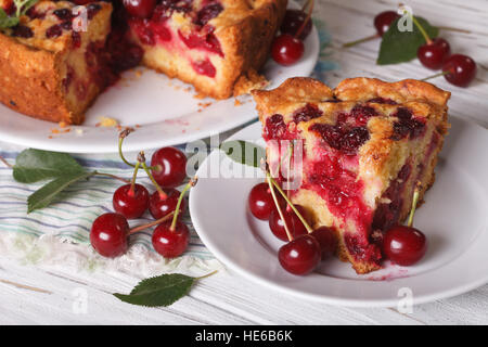 Stück hausgemachter Kirschkuchen auf der Platte Nahaufnahme. Horizontal, rustikal Stockfoto