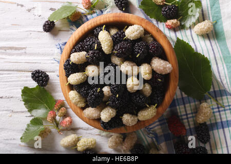 Köstliche frische Mulberryon in der Tabelle. Horizontale Draufsicht closeup Stockfoto