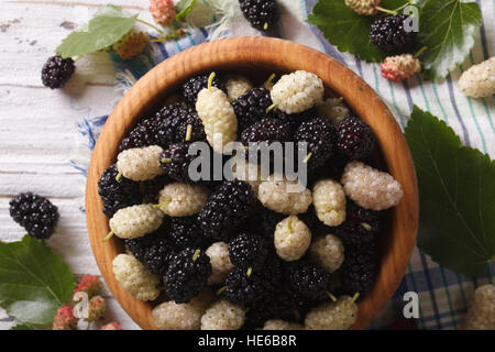 frische Maulbeere in einer Holzschale auf der Tabelle Nahaufnahme. Horizontale Ansicht von oben Stockfoto