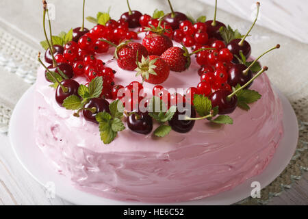 Schöne rosa Beeren Kuchen auf eine Platte Nahaufnahme. horizontale Stockfoto