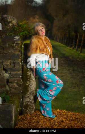 Mittleres Alter Dame waring Vintage Fuchspelz Stockfoto