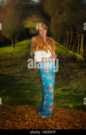 Mittleres Alter Dame waring Vintage Fuchspelz Stockfoto