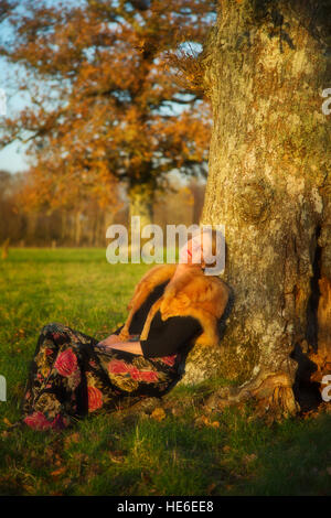 Mittleres Alter Dame waring Vintage Fuchspelz Stockfoto