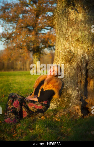 Mittleres Alter Dame waring Vintage Fuchspelz Stockfoto