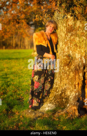 Mittleres Alter Dame waring Vintage Fuchspelz Stockfoto