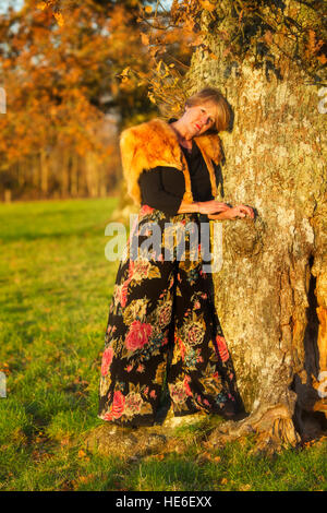 Mittleres Alter Dame waring Vintage Fuchspelz Stockfoto