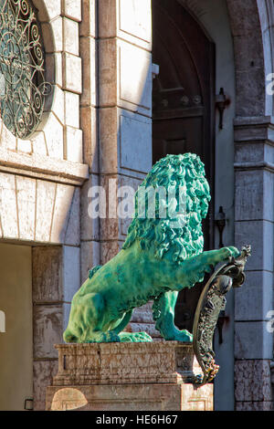 Statue des Löwen am Eingang der Residenz, München Stockfoto