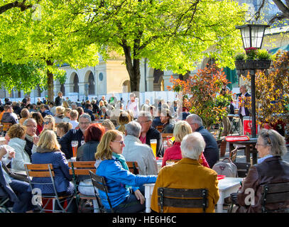 Menschen entspannen in einem außen-Café im Hofgarten Park, München Stockfoto