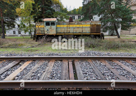 Verlassene russische Eisenbahnschienen und Lokomotive aus der Sowjetzeit, in Georgien, Kaukasus Stockfoto