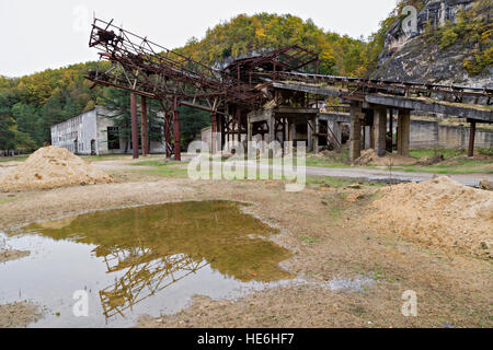 Verlassene sowjetische Sandsortierung und Waschanlage im Kaukasus, Georgien. Stockfoto