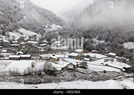 Bergdorf in den Bergen des Kaukasus im Winter, Georgia. Stockfoto