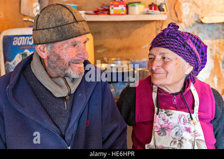 Georgische älteres Ehepaar in Ushguli, Georgia. Stockfoto