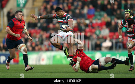 Leicester Tigers Manu Tuilagi durch Münsters Peter O'Mahony während der European Champions Cup, Pool ein Spiel an der Welford Road, Leicester in Angriff genommen wird. Stockfoto