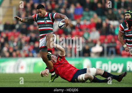 Leicester Tigers Manu Tuilagi durch Münsters Peter O'Mahony während der European Champions Cup, Pool ein Spiel an der Welford Road, Leicester in Angriff genommen wird. Stockfoto