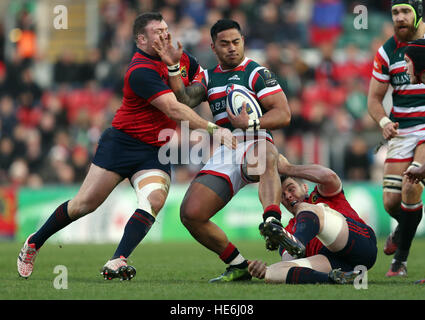 Leicester Tigers Manu Tuilagi durch Münsters Peter O'Mahony während der European Champions Cup, Pool ein Spiel an der Welford Road, Leicester in Angriff genommen wird. Stockfoto