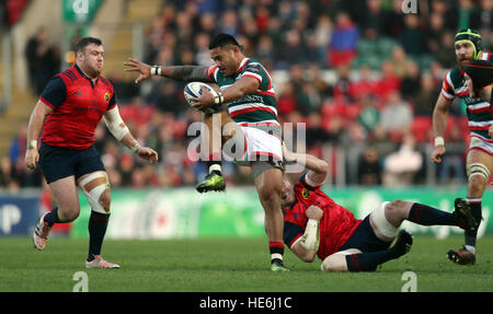 Leicester Tigers Manu Tuilagi durch Münsters Peter O'Mahony während der European Champions Cup, Pool ein Spiel an der Welford Road, Leicester in Angriff genommen wird. PRESSEVERBAND Foto. Bild Datum: Samstag, 17. Dezember 2016. Finden Sie unter PA Geschichte RUGBYU Leicester. Bildnachweis sollte lauten: David Davies/PA Wire Stockfoto