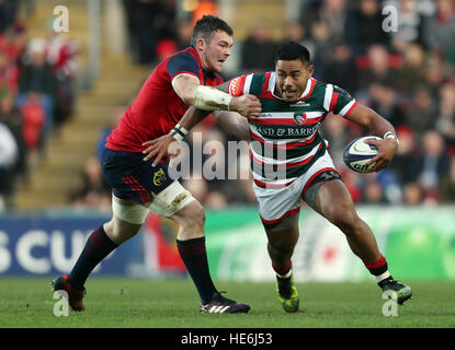 Leicester Tigers Manu Tuilagi durch Münsters Peter O'Mahony während der European Champions Cup, Pool ein Spiel an der Welford Road, Leicester in Angriff genommen wird. Stockfoto