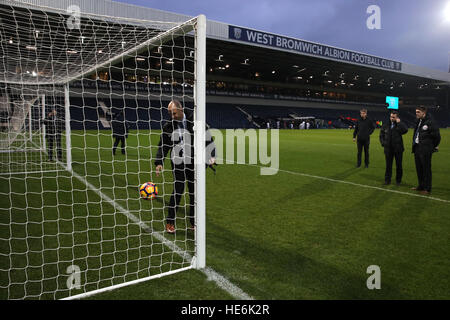 Schiedsrichter Anthony Taylor testet die Torlinien-Technologie vor dem Spiel in der Premier-League-Spiel bei The Hawthorns, West Bromwich. Stockfoto