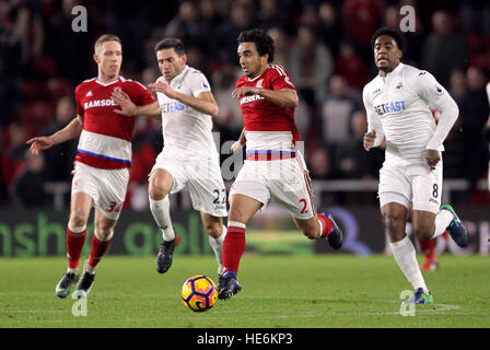 Middlesbrough Fabio Pereira da Silva (Mitte) und Swansea City Leroy Fer (rechts) während der Premier League match bei Riverside Stadium, Middlesbrough. Stockfoto