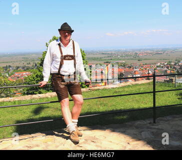 Deutscher Mann im traditionellen Lederhosen draußen in einer lässigen Pose, Deutschland 2016. Stockfoto