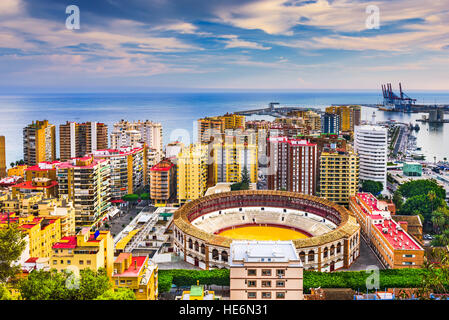 Malaga, Spanien-Skyline in Richtung Mittelmeer. Stockfoto