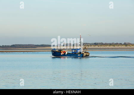 Kleinen lokalen Fischerboot in Chichester Hafen in der Nähe von Hayling Island. Stockfoto