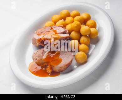 Türkei-Gericht mit süß-saurer Sauce und Kartoffeln gebraten Stockfoto