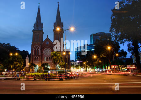 Die Kathedrale Notre Dame in Ho Chi Minh mit Licht in der Nacht Spuren Stockfoto