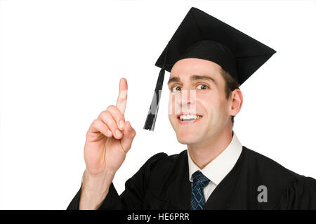 Seitliche Kopf und Schulter Blick eines jungen Mannes im schwarzen Gewand und Absolventen Cap vor weißem Hintergrund. Stockfoto