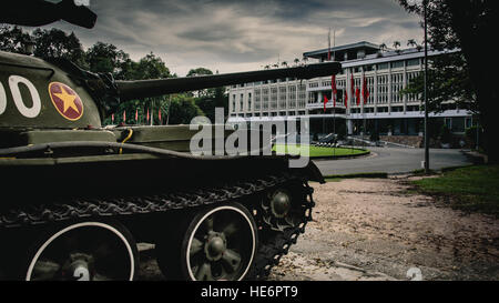 Tank außerhalb der Unabhängigkeit Palace in Ho Chi mingh City, Vietnam Stockfoto